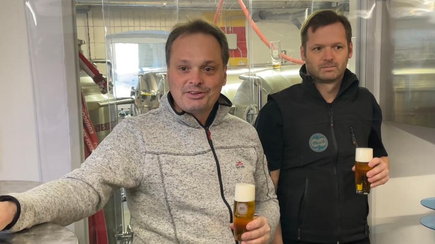 Martin Erlinger (links ) und sein Bruder Florian sind die Herren über die Kleinst-Brauerei Pfesch in Treubach.