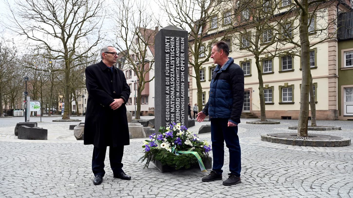 Roberto Paskowski vom Verband Deutscher Sinti und Roma (links) und Oberbürgermeister Thomas Jung legten an der Stele zum Gedenken an die Fürther Sinti, die dem Nazi-Terror zum Opfer fielen, einen Kranz nieder. Roberto Paskowski vom Verband Deutscher Sinti und Roma (links) und Oberbürgermeister Thomas Jung legten an der Stele zum Gedenken an die Fürther Sinti, die dem Nazi-Terror zum Opfer fielen, einen Kranz nieder.