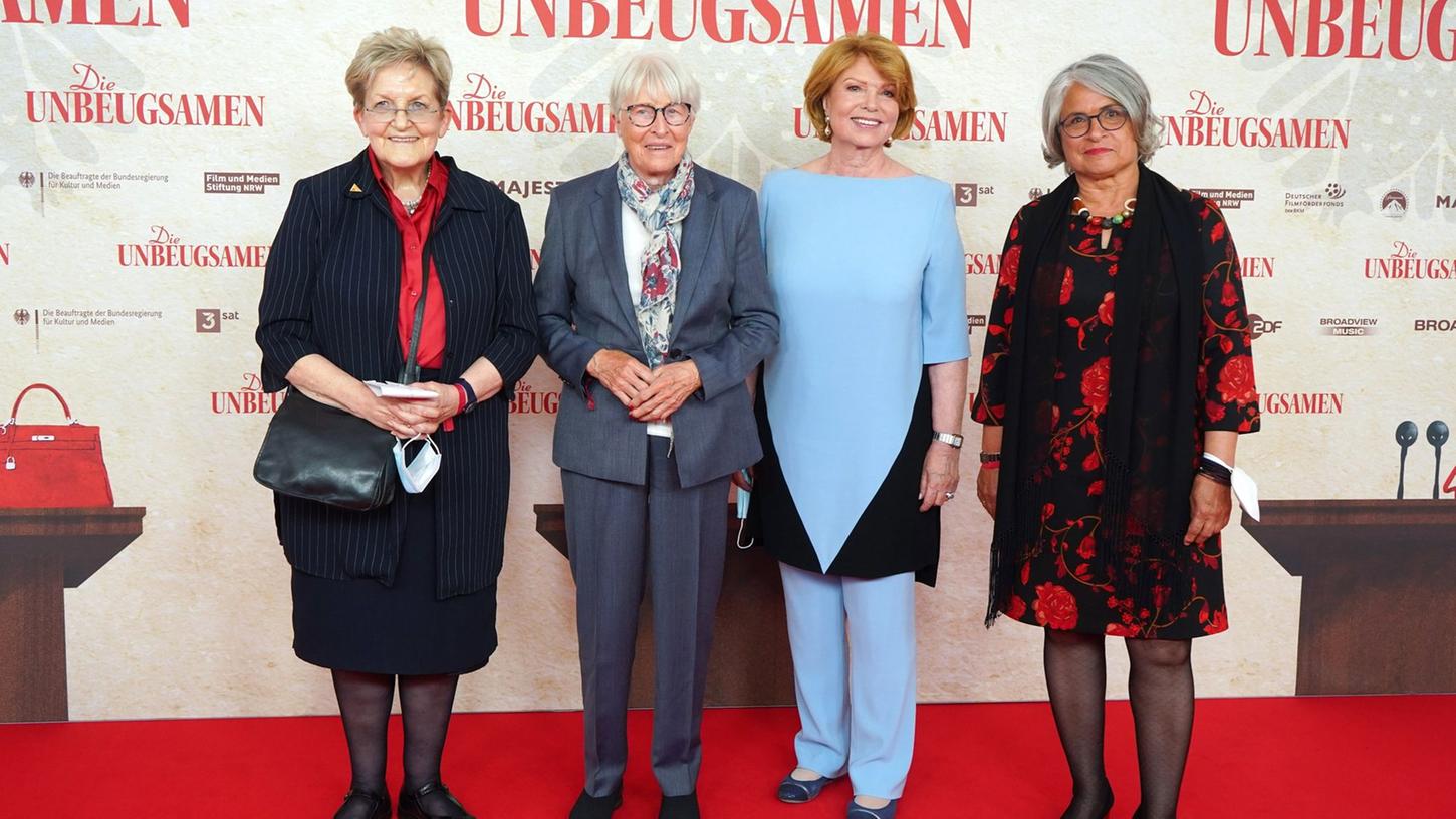 Carola von Braun (l-r, FDP), Helga Schuchardt (FDP), Sabine Gräfin von Nayhauß-Cormons, und Christa Nickels (Bündnis90/Die Grünen) bei der Premiere der Doku "Die Unbeugsamen".