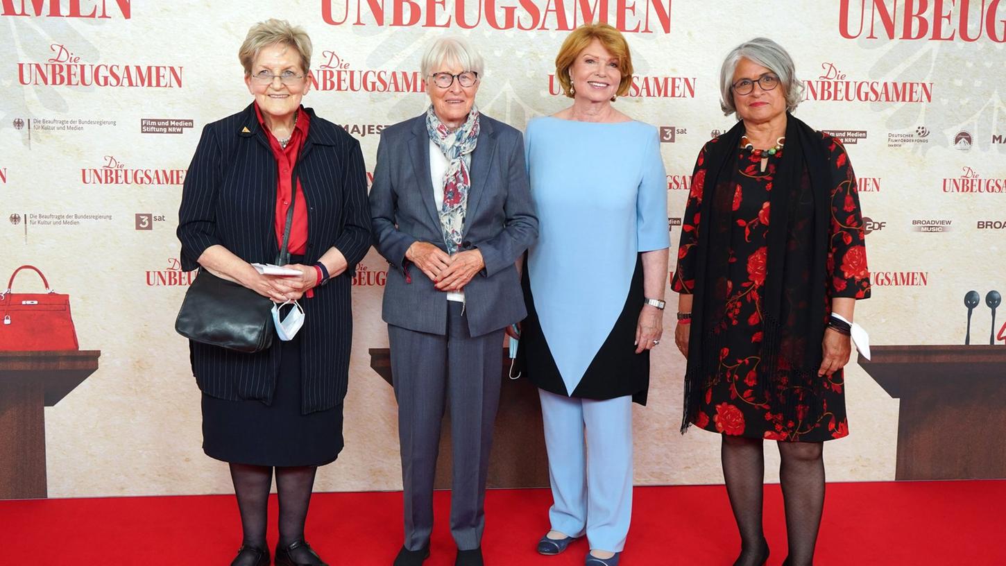 Carola von Braun (l-r, FDP), Helga Schuchardt (FDP), Sabine Gräfin von Nayhauß-Cormons, und Christa Nickels (Bündnis90/Die Grünen) bei der Premiere der Doku "Die Unbeugsamen". Carola von Braun (l-r, FDP), Helga Schuchardt (FDP), Sabine Gräfin von Nayhauß-Cormons, und Christa Nickels (Bündnis90/Die Grünen) bei der Premiere der Doku "Die Unbeugsamen".