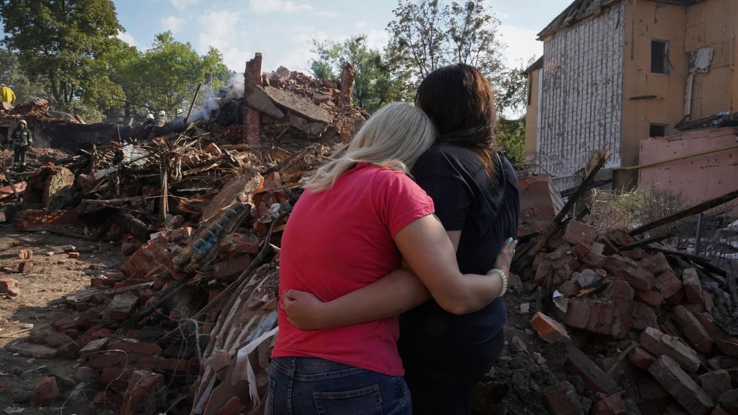 Auch nach Charkiw gehen die Spenden. So wie überall haben dort auch diese zwei Frauen alles verloren.