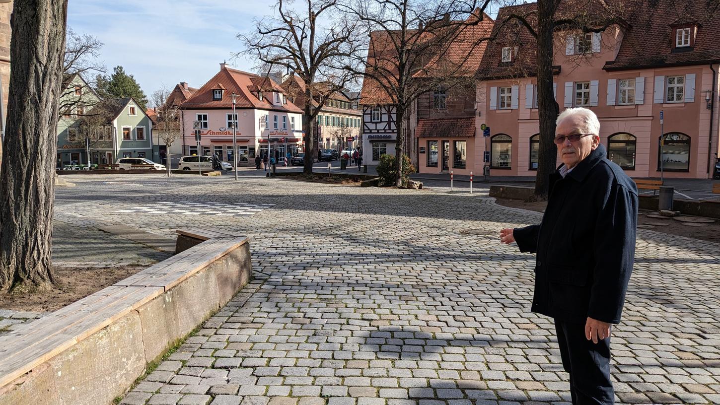Bruno Humpenöder, Fraktionsvorsitzender der Freien Wähler im Stadtrat  Schwabach, wünscht sich für die Umgestaltung des Martin-Luther-Platzes einen  Wasserlauf quer über die neue Fläche.