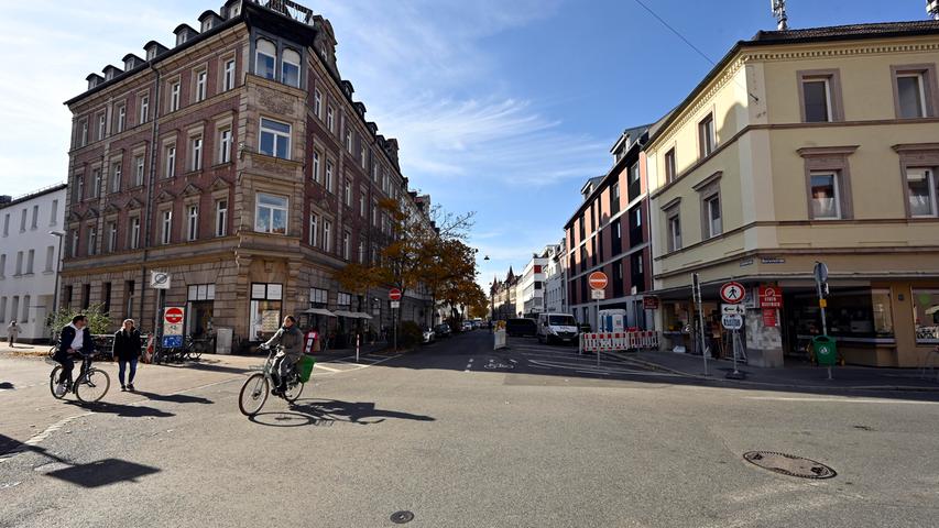 Der Zollhausplatz ist in Erlangen hauptsächlich durch das Zollhausfest bekannt. Dabei ist er Knotenpunkt für den Verkehr nach Osten, hat markante Gebäude wie das Med Museum und den Museumswinkel, rundum alte Häuser und eine Vielzahl von kleinen Geschäften aus nahezu allen Branchen sowie eine bunte Gastronomie. 
