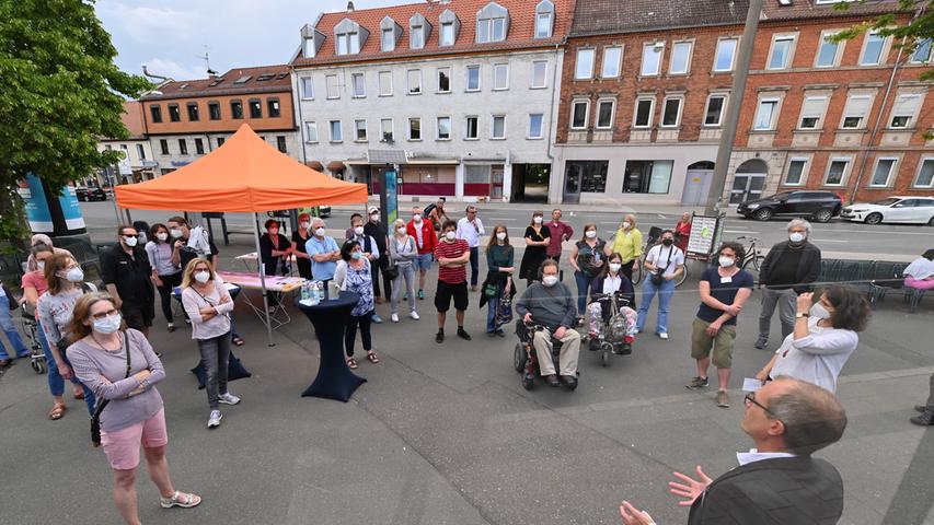  Im Rahmen der Bürgerbeteiligung zur geplanten Neugestaltung des Zollhausplatzes mit den angrenzenden Straßen hatte das Stadtplanungsamt zu einem Spaziergang eingeladen. Die Planungen stellte Florian Otto vom Planungsbüro bauchplan vor.