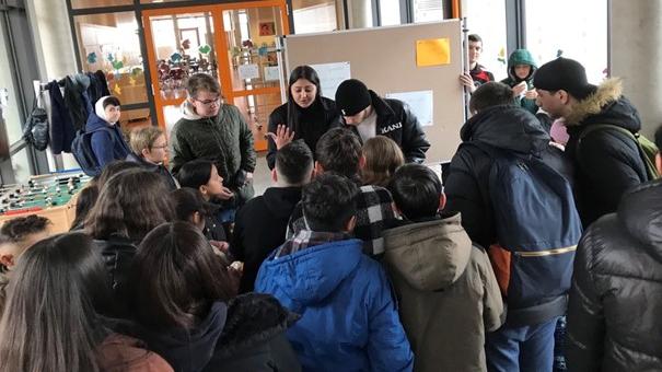Schüler der Adalbert-Stifter-Schule sammeln Spenden für Erdbebenopfer in der Türkei und in Syrien.