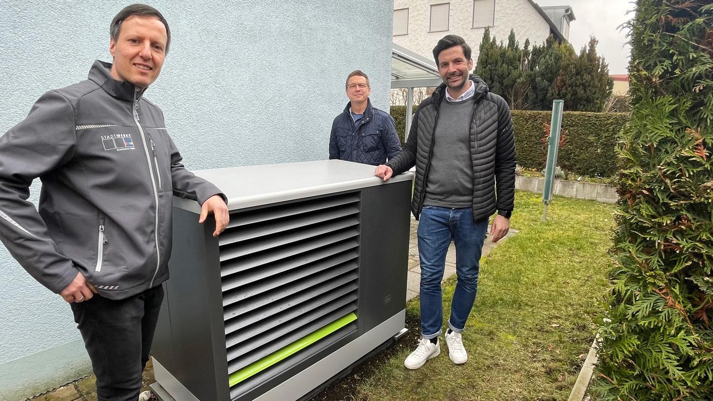 Die Wärmepumpe kann man mieten bei den Stadtwerken Schwabach. Stadtwerke-Energieberater Stefan Winkler, Martin Meier von Haustechnik Meier, der mit den Stadtwerken kooperiert, und Stadtwerke-Energieberater Michael Zauner vor einer Wärmepumpe (von links).