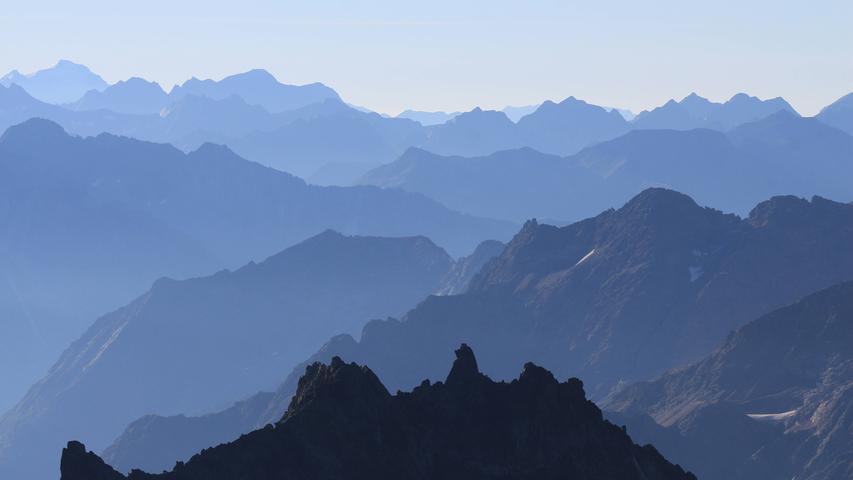 Blick aus 3020 Meter Höhe auf die alpine "Verwandschaft" vom Engelberger Hausberg Titlis.