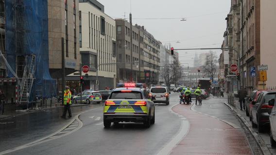 Frau wird in Nürnberg durch schweren Stein am Kopf getroffen und verletzt: Verdächtiger festgenommen