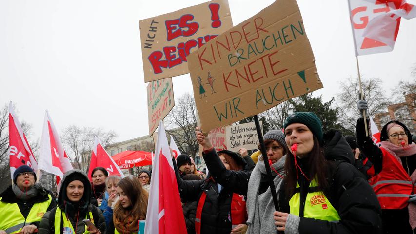 Warnstreiks in Kitas und sozialen Einrichtungen: Zahlreiche Beschäftigte auf Nürnbergs Straßen