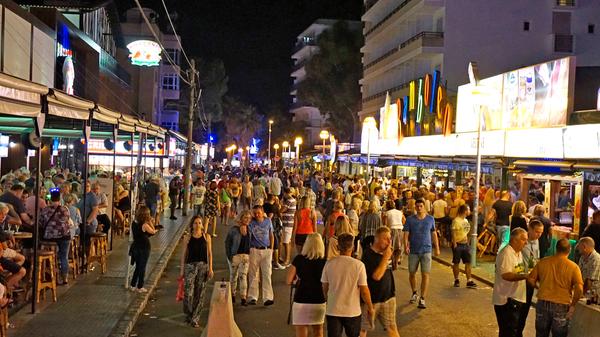 ARCHIVBILD! 06.09.2017, Spanien, Insel Mallorca, Am Touristen-Hotspot Ballermann in El Arenal liegt die Vergnügungsmeile