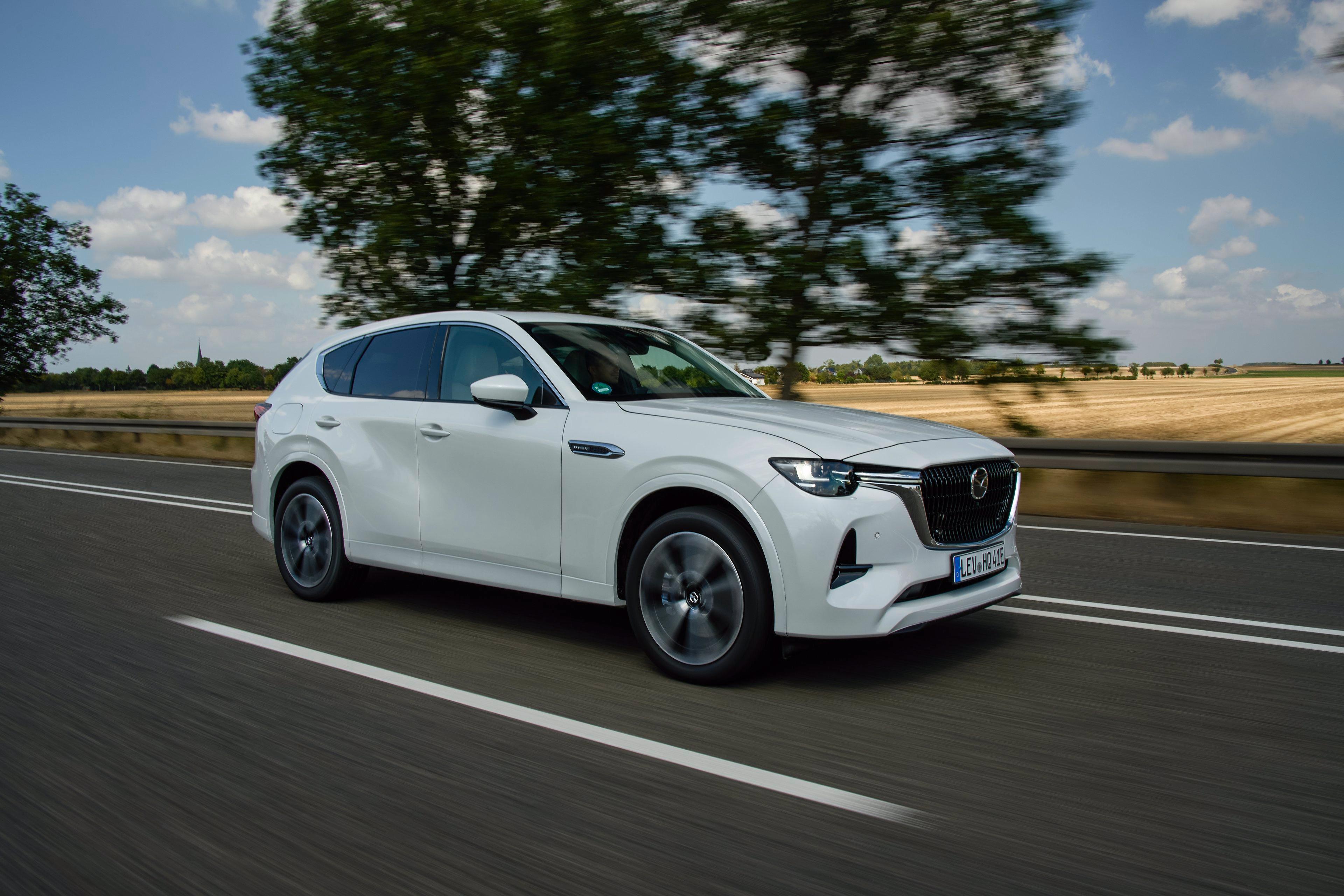 Allein der beteiligte 2,5-l-Reihenvierzylinder-Benziner leistet 141 kW/191 PS, weitere 129 kW/175 PS steuert der Elektromotor bei, der ins Getriebe (Achtgangautomatik) integriert wurde.