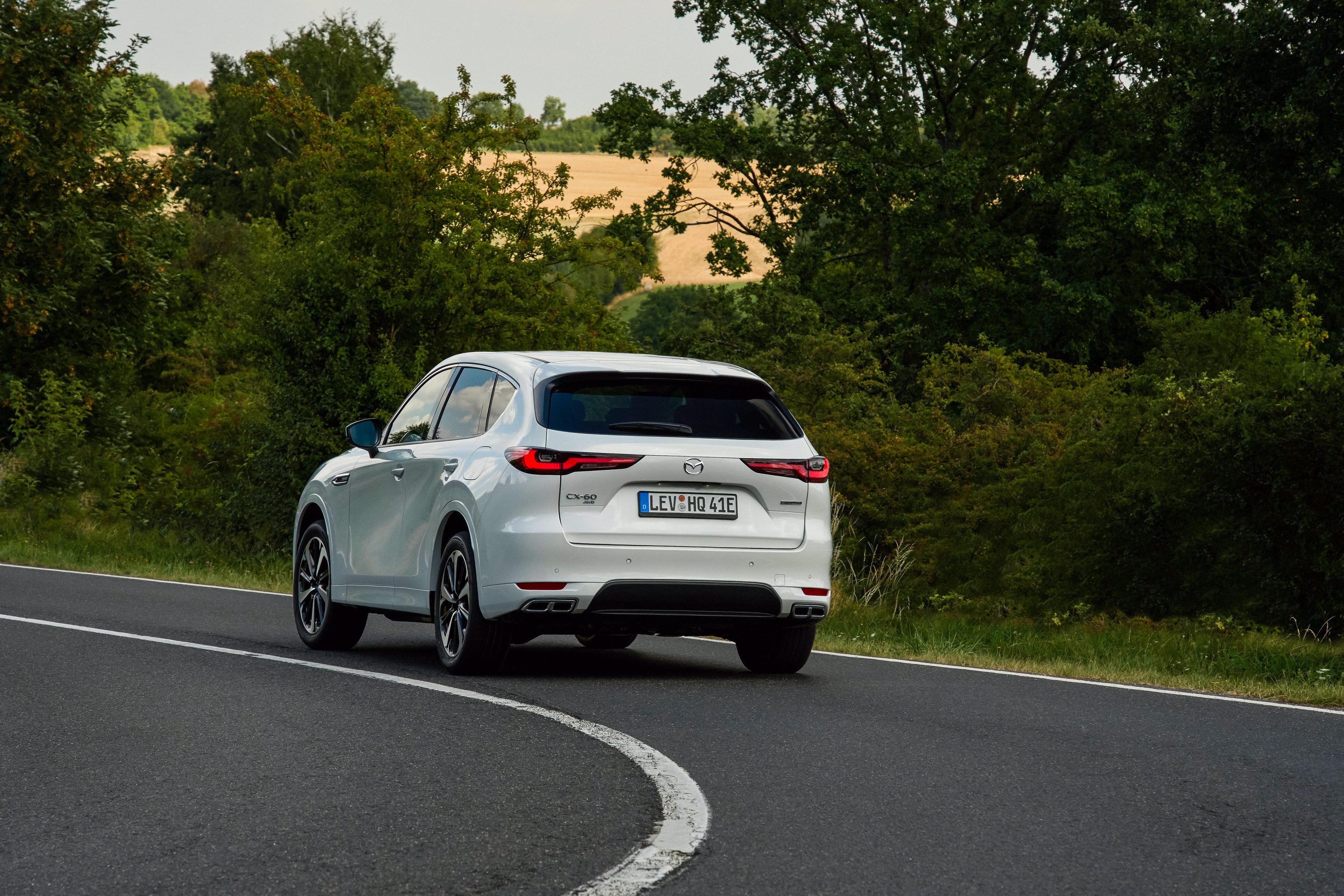 Kombiniert ergeben sich eine unbescheidene Systemleistung von 241 kW/327 PS und ein Systemdrehmoment von 500 Newtonmetern.