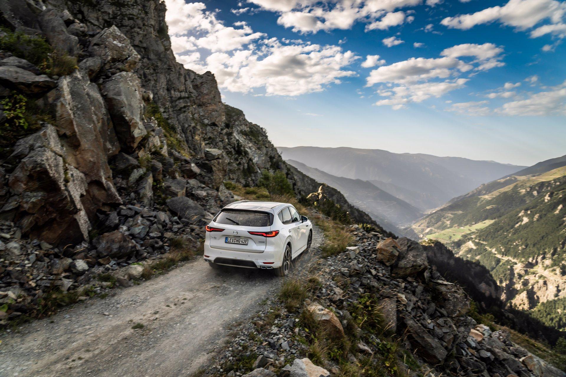 Allradantrieb ist serienmäßig, inklusive eines Offroad-Programms und einer Bergabfahrhilfe.