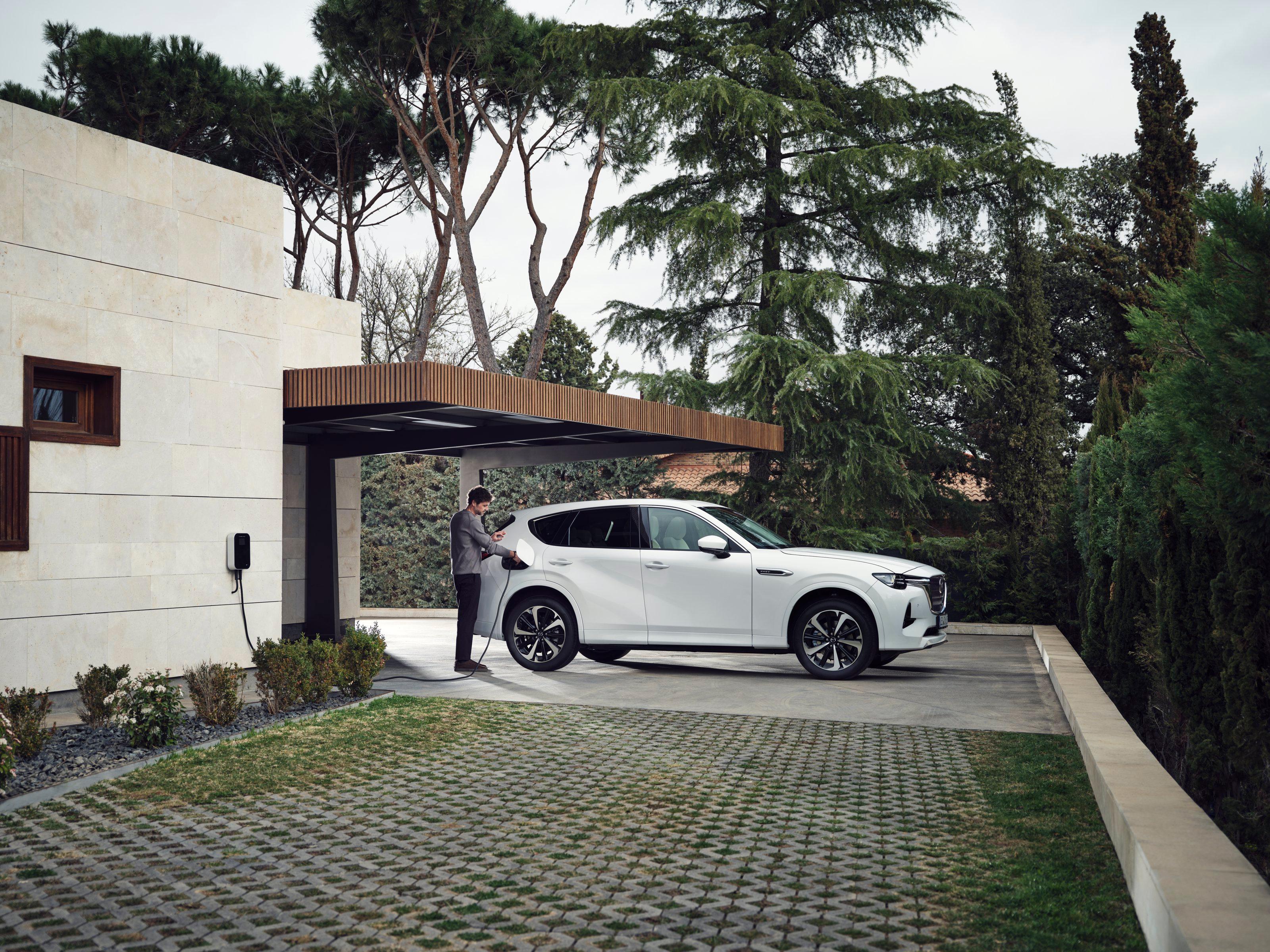 Der CX-60 PHEV lädt zweiphasig und mit bis zu 7,2 kW. Damit werden die Möglichkeiten einer gängigen 11-kW-Wallbox nicht ganz ausgeschöpft.