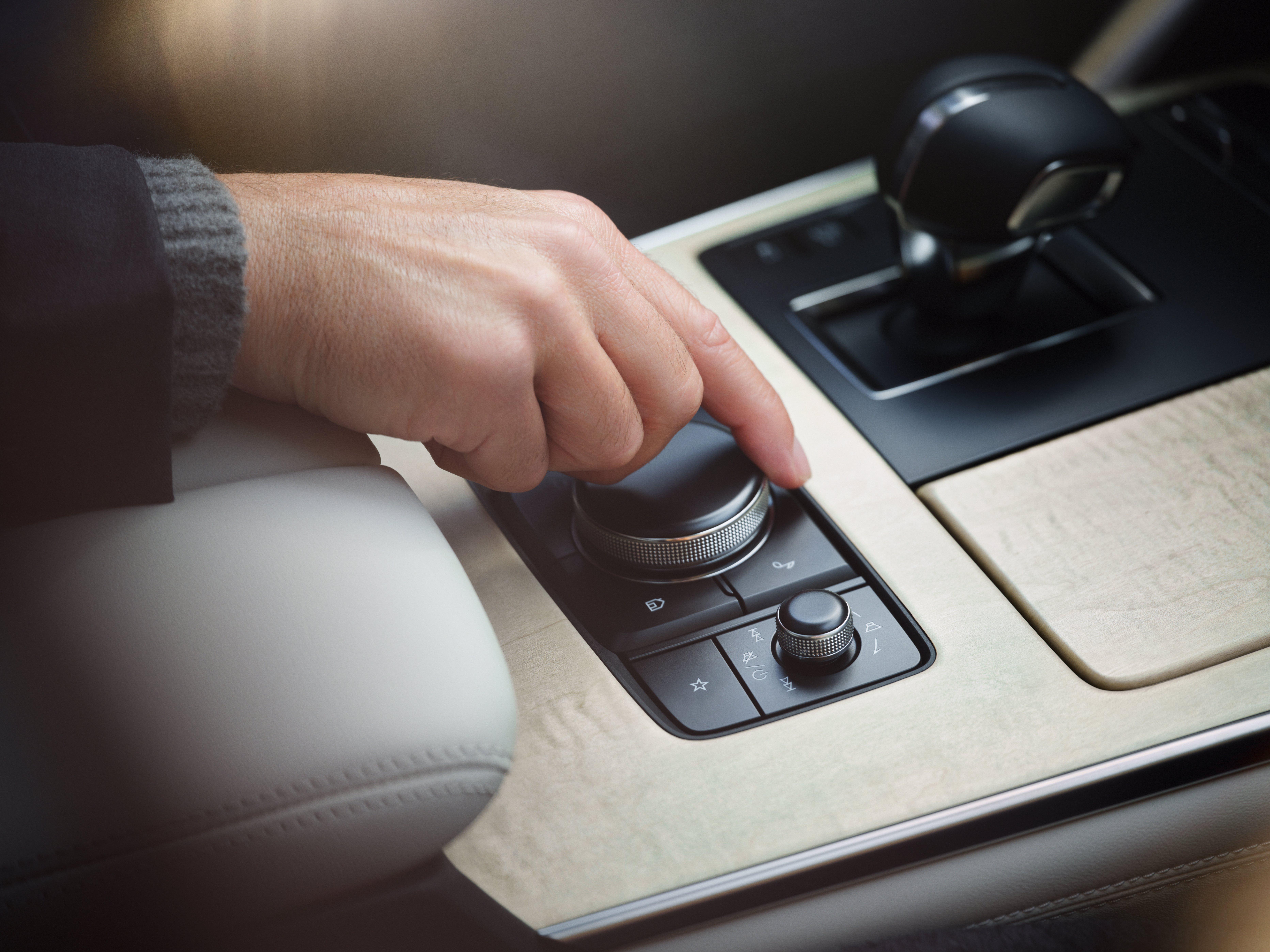 Per Touch lässt der Monitor nur im Stand bedienen, während der Fahrt erfolgt die Ansteuerung über einen Dreh-Drück-Regler in der Mittelkonsole.