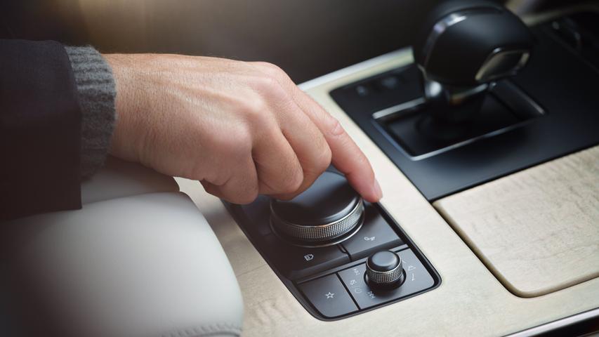 Per Touch lässt der Monitor nur im Stand bedienen, während der Fahrt erfolgt die Ansteuerung über einen Dreh-Drück-Regler in der Mittelkonsole.