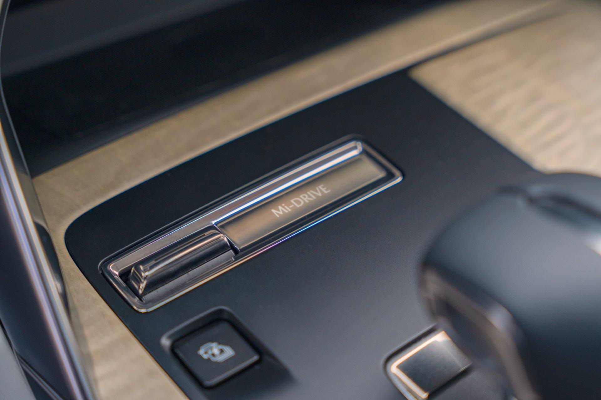 Der kleine Taster links unten führt direkt ins EV-Menü rund ums elektrische Fahren.