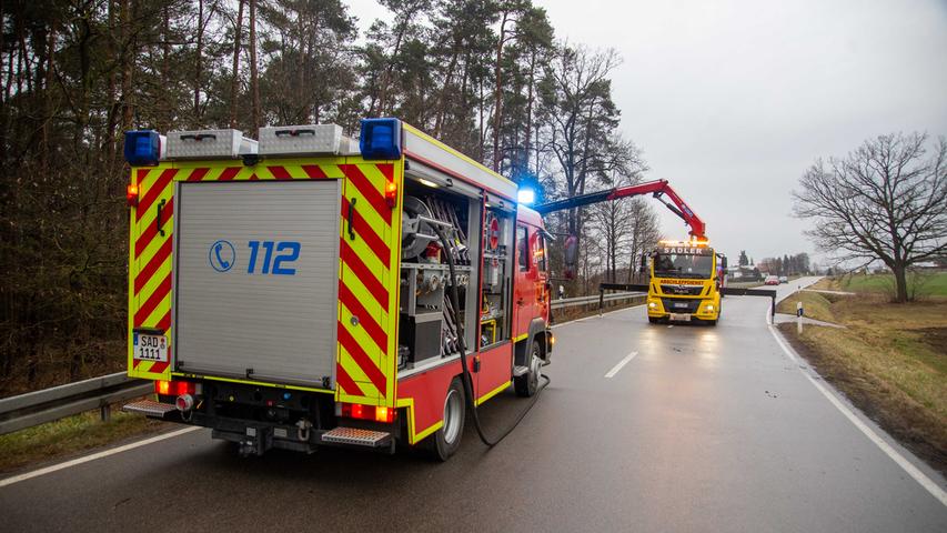 Von der Straße abgekommen und mehrere Bäume gefällt - Schwerer Verkehrsunfall in der Oberpfalz