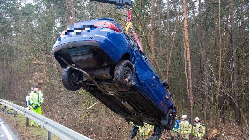 Von der Straße abgekommen und mehrere Bäume gefällt - Schwerer Verkehrsunfall in der Oberpfalz