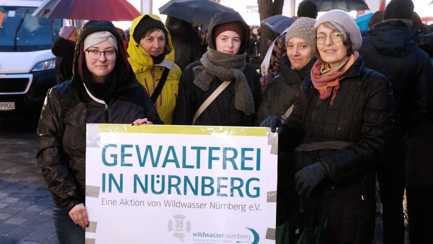 Internationaler Frauentag: Demonstrierende in Nürnberg trotzen dem Regen