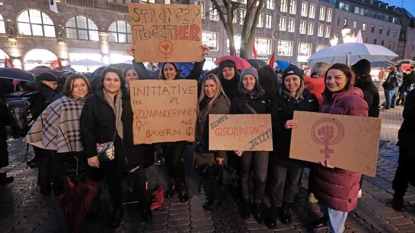 Internationaler Frauentag: Demonstrierende in Nürnberg trotzen dem Regen