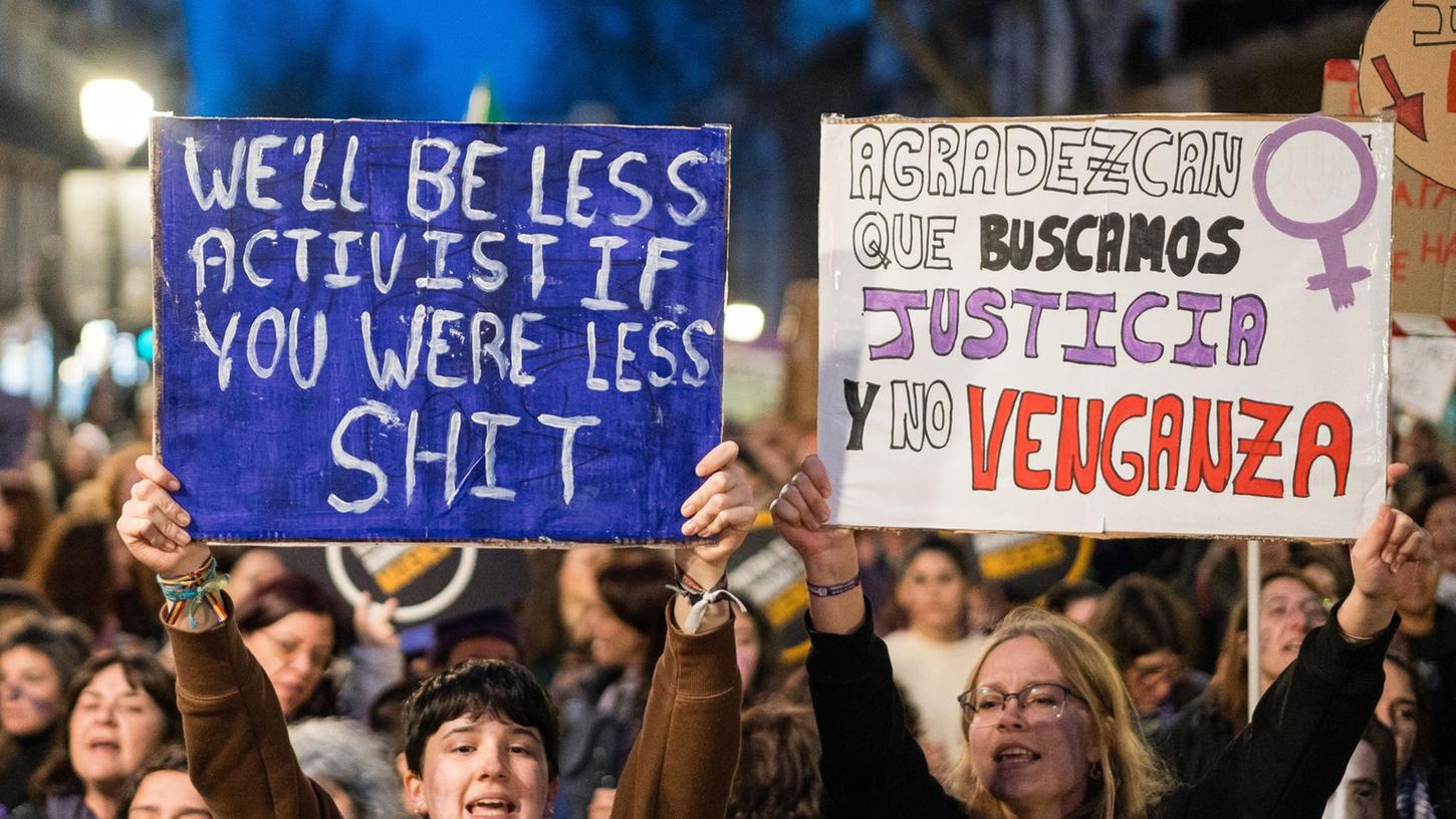 Nicht nur wie hier in Madrid, auch in anderen Städten wie Barcelona, Bilbao, Valencia, Saragossa und Sevilla sind zum Weltfrauentag Zehntausende auf die Straßen gegangen. Nicht nur wie hier in Madrid, auch in anderen Städten wie Barcelona, Bilbao, Valencia, Saragossa und Sevilla sind zum Weltfrauentag Zehntausende auf die Straßen gegangen.
