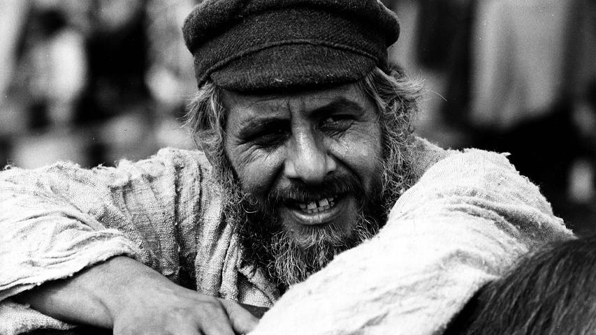Der israelische Schauspieler Chaim Topol ist starb am Donnerstag im Alter von 87 Jahren in seiner Geburtsstadt Tel Aviv. Topol, der auch bei James Bond mitspielte, wurde vor allem durch seine Rolle des Milchmanns Tewje in dem Musikfilm "Anatevka" bekannt. Der israelische Schauspieler Chaim Topol ist starb am Donnerstag im Alter von 87 Jahren in seiner Geburtsstadt Tel Aviv. Topol, der auch bei James Bond mitspielte, wurde vor allem durch seine Rolle des Milchmanns Tewje in dem Musikfilm "Anatevka" bekannt.