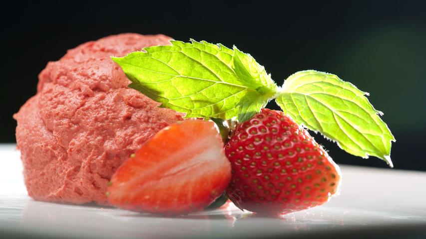Erdbeer pur: Eis aus Fruchtpüree enthält kaum Fett. Erdbeer pur: Eis aus Fruchtpüree enthält kaum Fett.