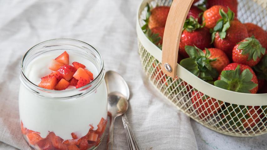 Süßes Dessert: Erdbeeren aus Quark.