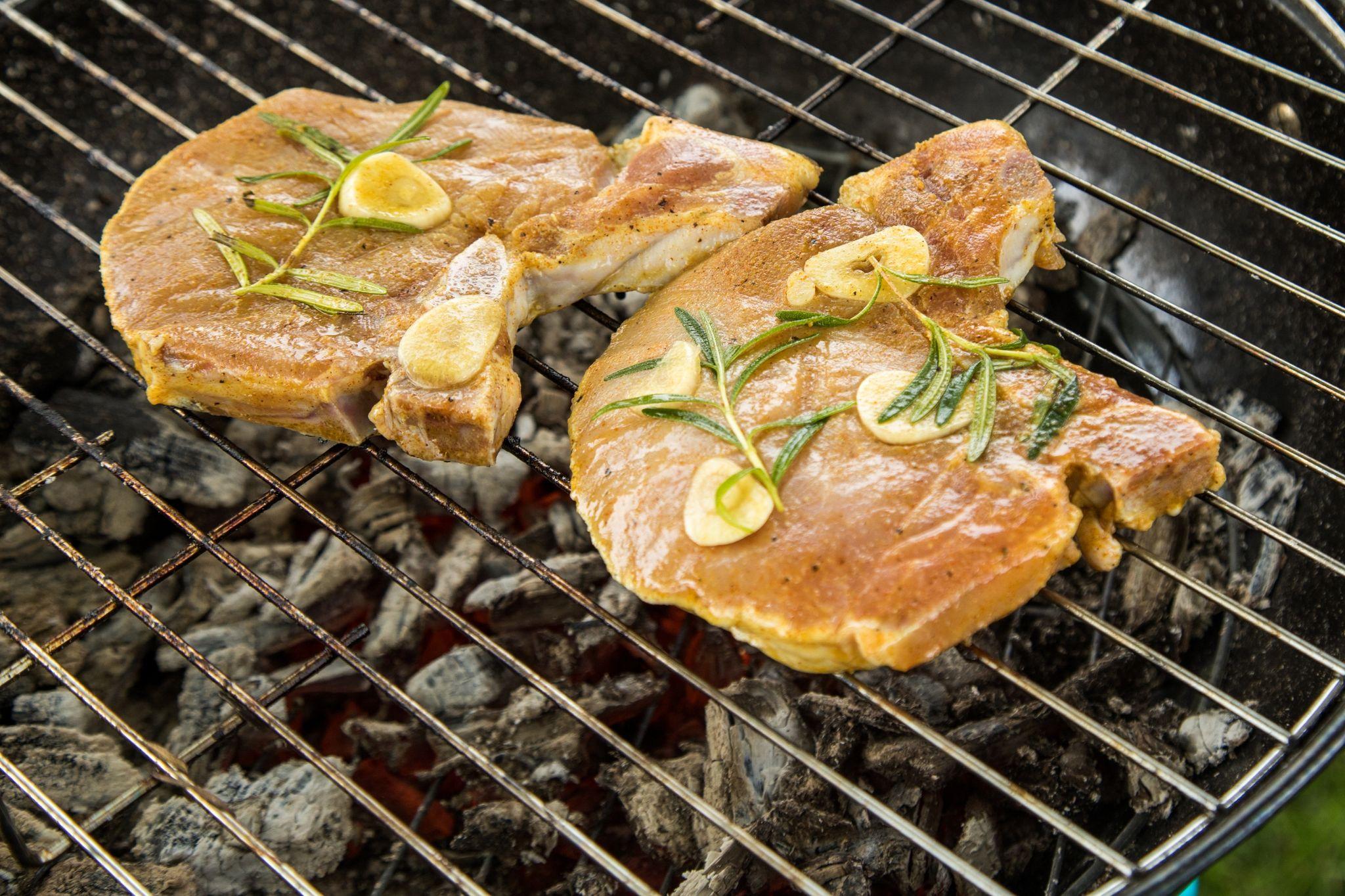 Eine leckere Marinade besteht aus Säure, Öl und Gewürzen.