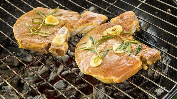 Eine leckere Marinade besteht aus Säure, Öl und Gewürzen.