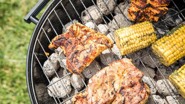 Gutes Fleisch auf den Grill legen.