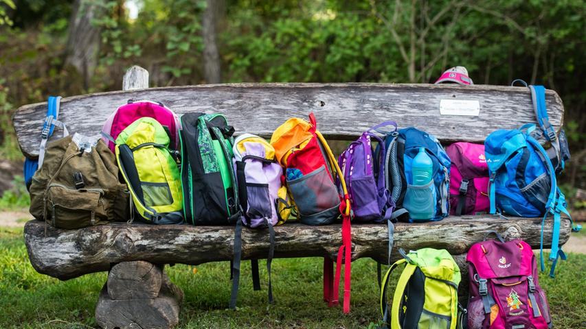 Nicht zu schwer: Kinder wollen oft einen eigenen Rucksack tragen.