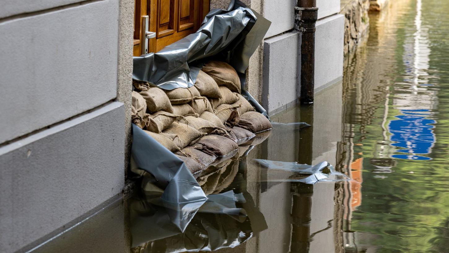 In Regionen, die häufig von Überschwemmungen betroffen sind, ist es ratsam, Utensilien zum Abdichten der Türen, Fenster und Schächte im Haus zu haben.