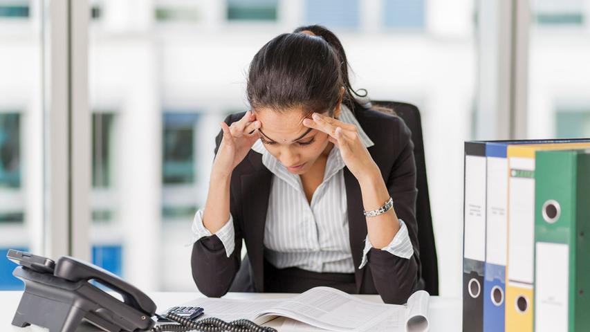 Konzentriert arbeiten: Genügend Pausen beugen Kopfschmerzen vor.