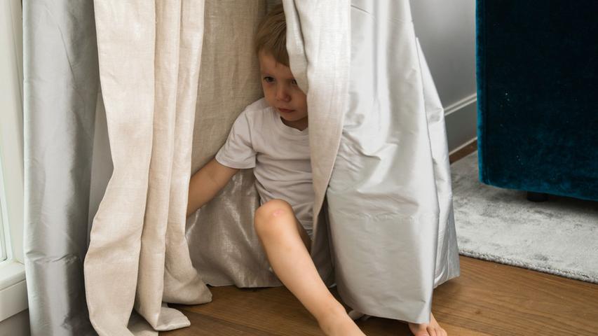 Ruhige Ecke: Bei Kopfschmerzen reagieren Kinder oft mit Rückzug.