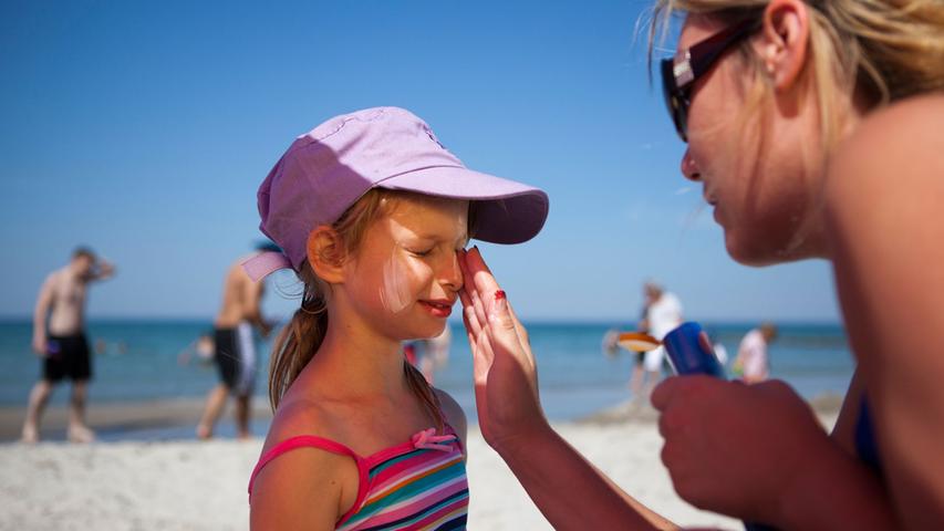 Eine Kopfbedeckung kann vor einem Sonnenstich schützen.