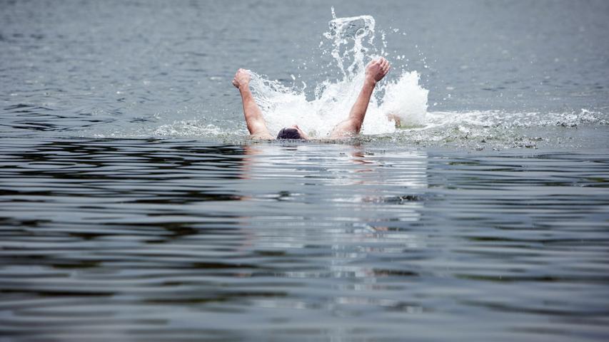 Gerät ein Schwimmer in Not, muss sein Helfer mit Panik rechnen.
