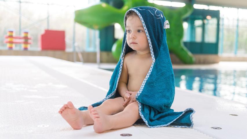 Kinder empfinden Kälte anders: Nach dem Schwimmen warm einpacken.