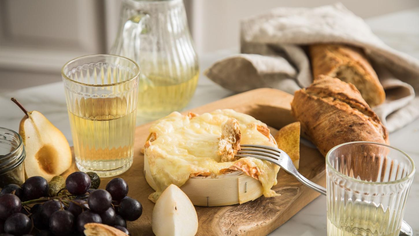 Zu cremigem Käse schmecken leicht säuerliche Weine besonders gut.