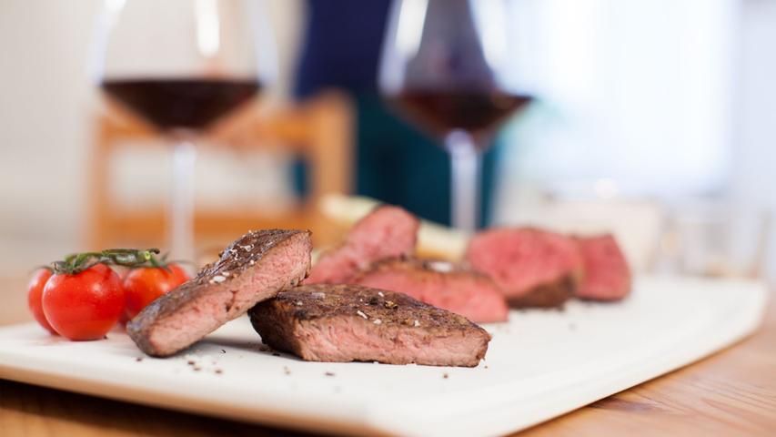 Die Röstaromen von gebratenem oder gegrilltem Steak harmonieren besonders gut mit Rotwein.