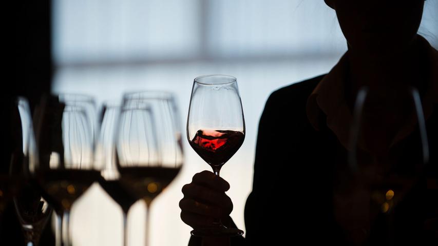 Rotwein wird oftmals noch im Glas geschwenkt, um ihm zusätzlichen Sauerstoff zuzuführen.