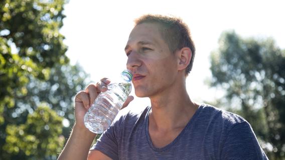An heißen Tagen: Wie viel Wasser sollte man eigentlich trinken?