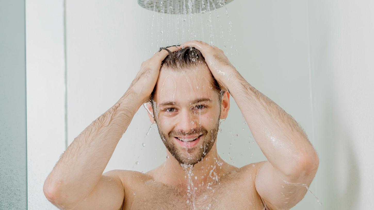 Duschen statt Baden kann enorm Wasser sparen.