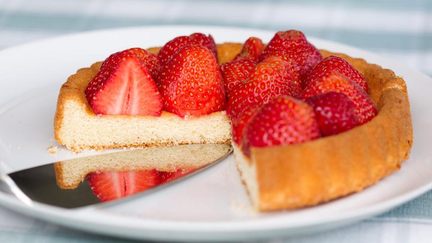 Pur oder auf dem Kuchen: Erdbeeren schmecken himmlisch süß.