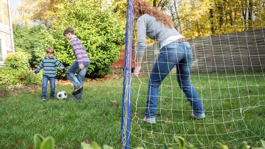 Eltern können ihre Kinder beim Fußball spielen unterstützen.