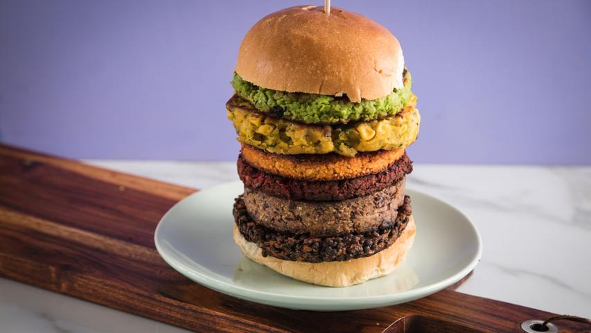 Fans von Veggie-Burgern kreieren immer wieder neue Rezepte. Fans von Veggie-Burgern kreieren immer wieder neue Rezepte.
