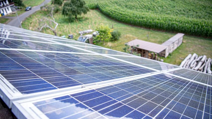 Für die Installation von Photovoltaikanlagen an Privathäusern stehen verschiedene Förderungen von Bund und Ländern zur Verfügung.