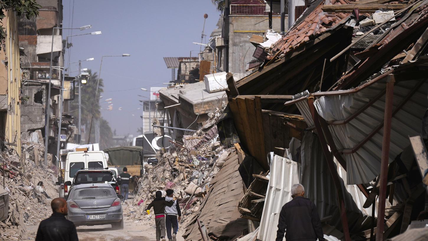 Gebäudetrümmer in der türkischen Stadt Antakya: Erdbebenopfer sollen schneller nach Deutschland einreisen können - doch an dem Verfahren gibt es Kritik.