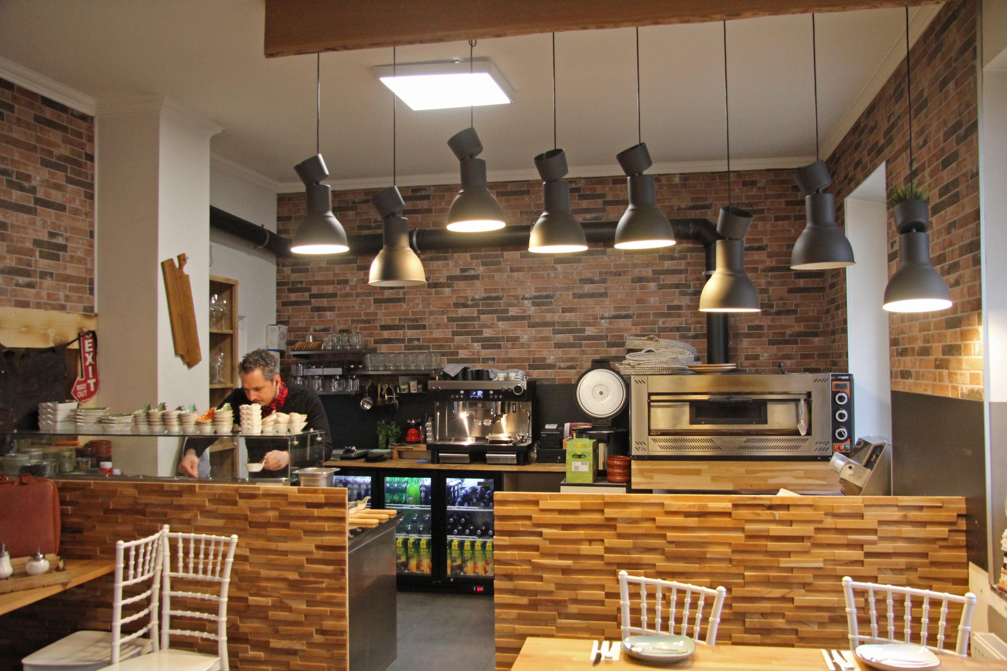 Ihr ist es wichtig, dass sich ihre Gäste in ihrem mediterran-arabischen Restaurant wohlfühlen. Sie unterhält sich gerne mit ihnen, erklärt die Gerichte und freut sich, wenn Geburtstag im "Hidden Kitchen" gefeiert werden.